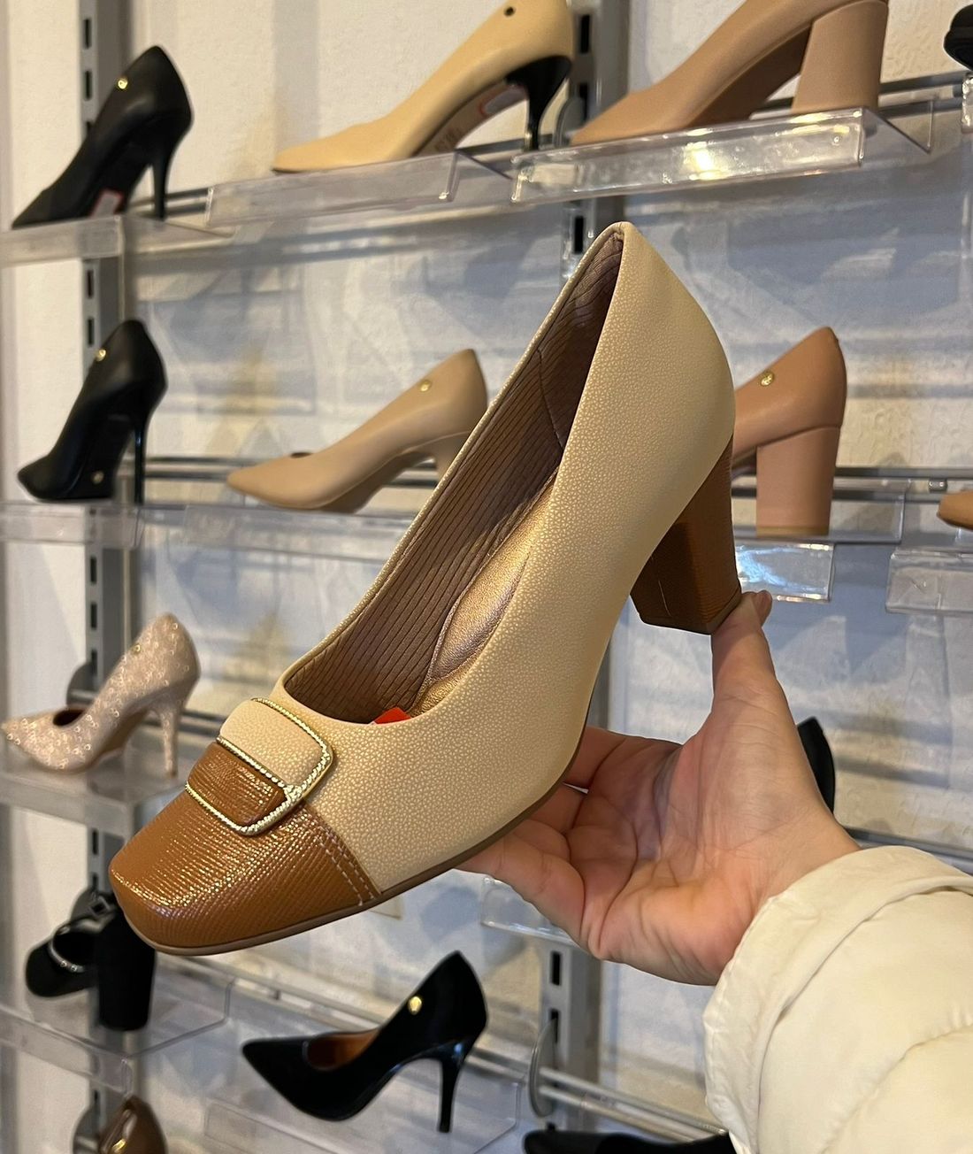 Sapato Piccadilly Salto Bloco Baixo Feminino Cor Bege Brulee Sapato Piccadilly Salto Bloco Baixo Feminino Cor Bege Brulee