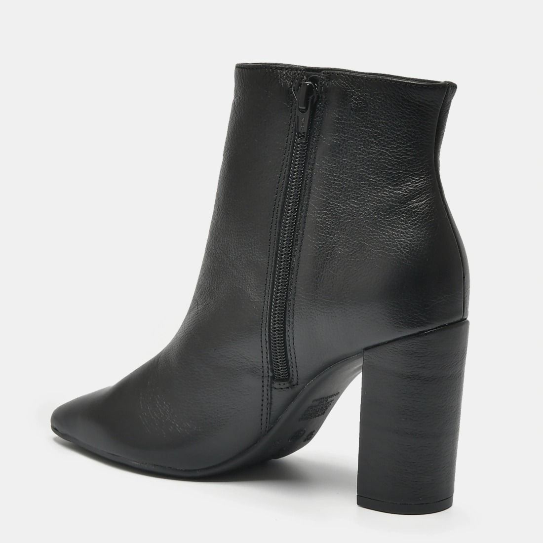 Bota Via Marte Couro Bico Fino Feminino Cor Preto Bota Via Marte Couro Bico Fino Feminino Cor Preto