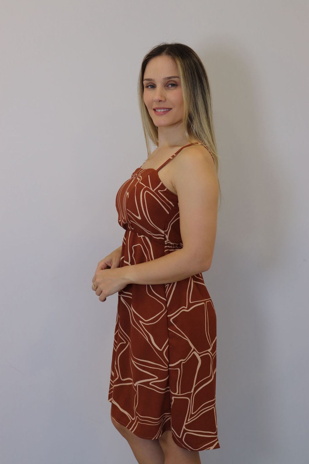 Vestido Kodos Curto Feminino Cor Marrom/Bege Vestido Kodos Curto Feminino Cor Marrom/Bege