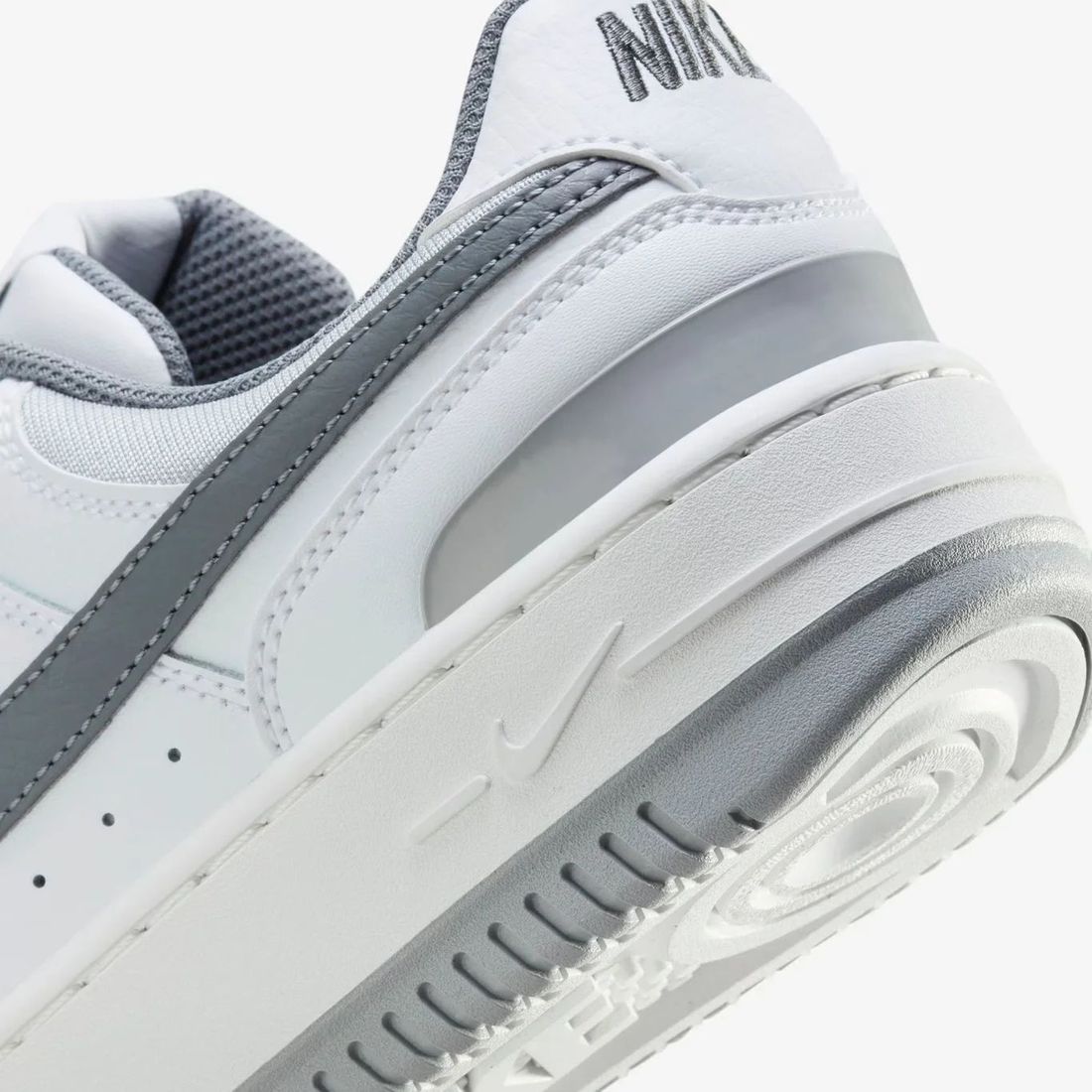 Tênis Nike Gamma Force Feminino Cor Branco/Cinza Tênis Nike Gamma Force Feminino Cor Branco/Cinza