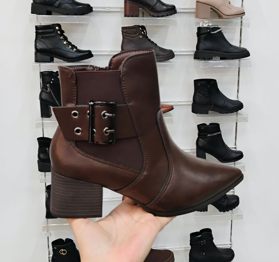 Bota Ramarim Salto Baixo Com Fivela Feminino Cor Cafe
