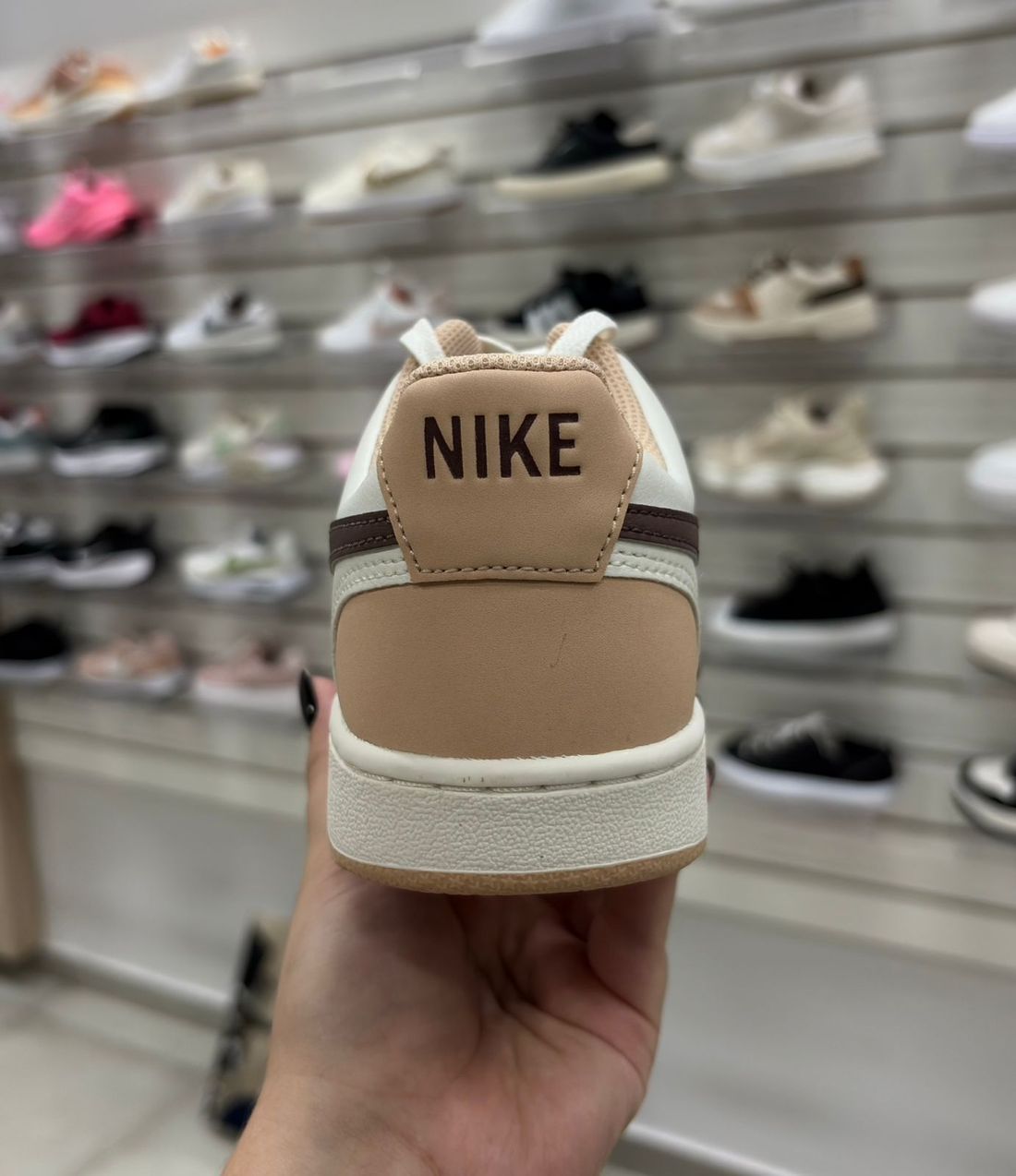 Tênis Nike Court Vision Lo NBK Feminino Cor Bege Tênis Nike Court Vision Lo NBK Feminino Cor Bege