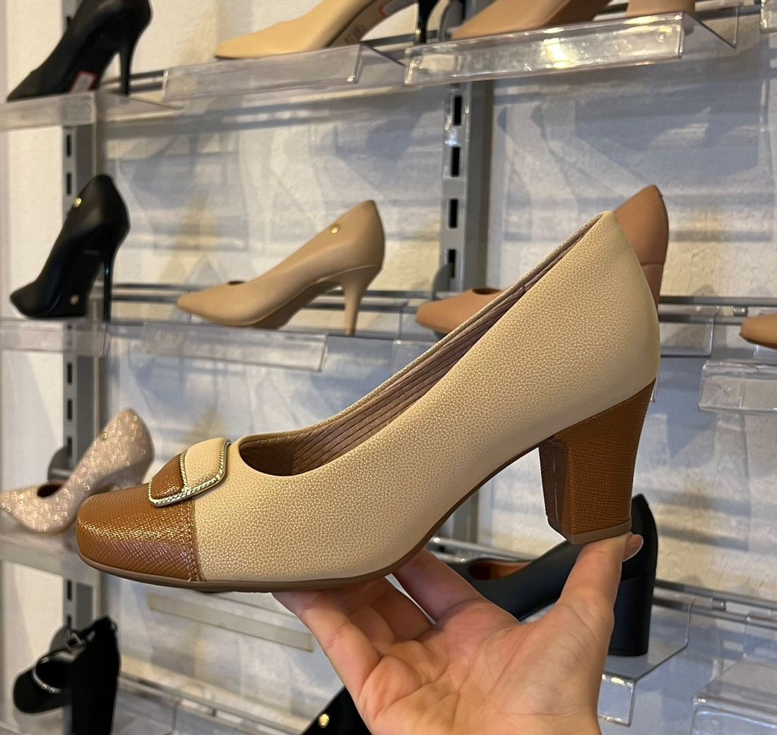 Sapato Piccadilly Salto Bloco Baixo Feminino Cor Bege Brulee Sapato Piccadilly Salto Bloco Baixo Feminino Cor Bege Brulee