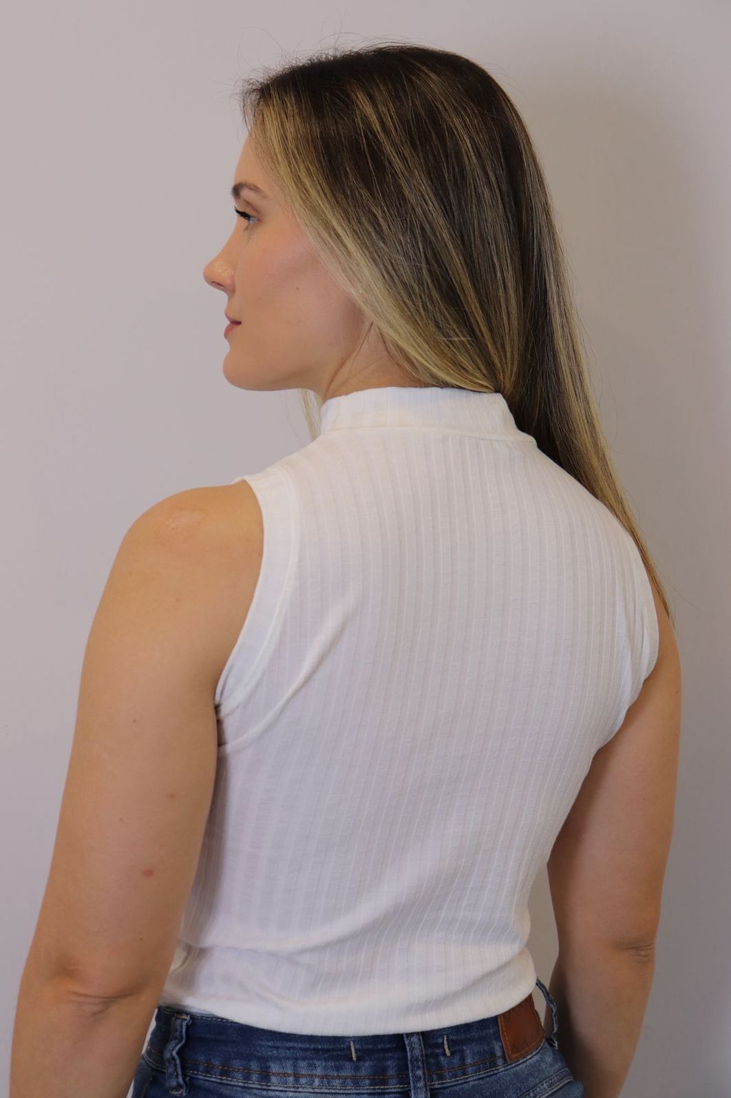 Regata Cropped Ribana Gola Feminino Cor Off White Regata Cropped Ribana Gola Feminino Cor Off White