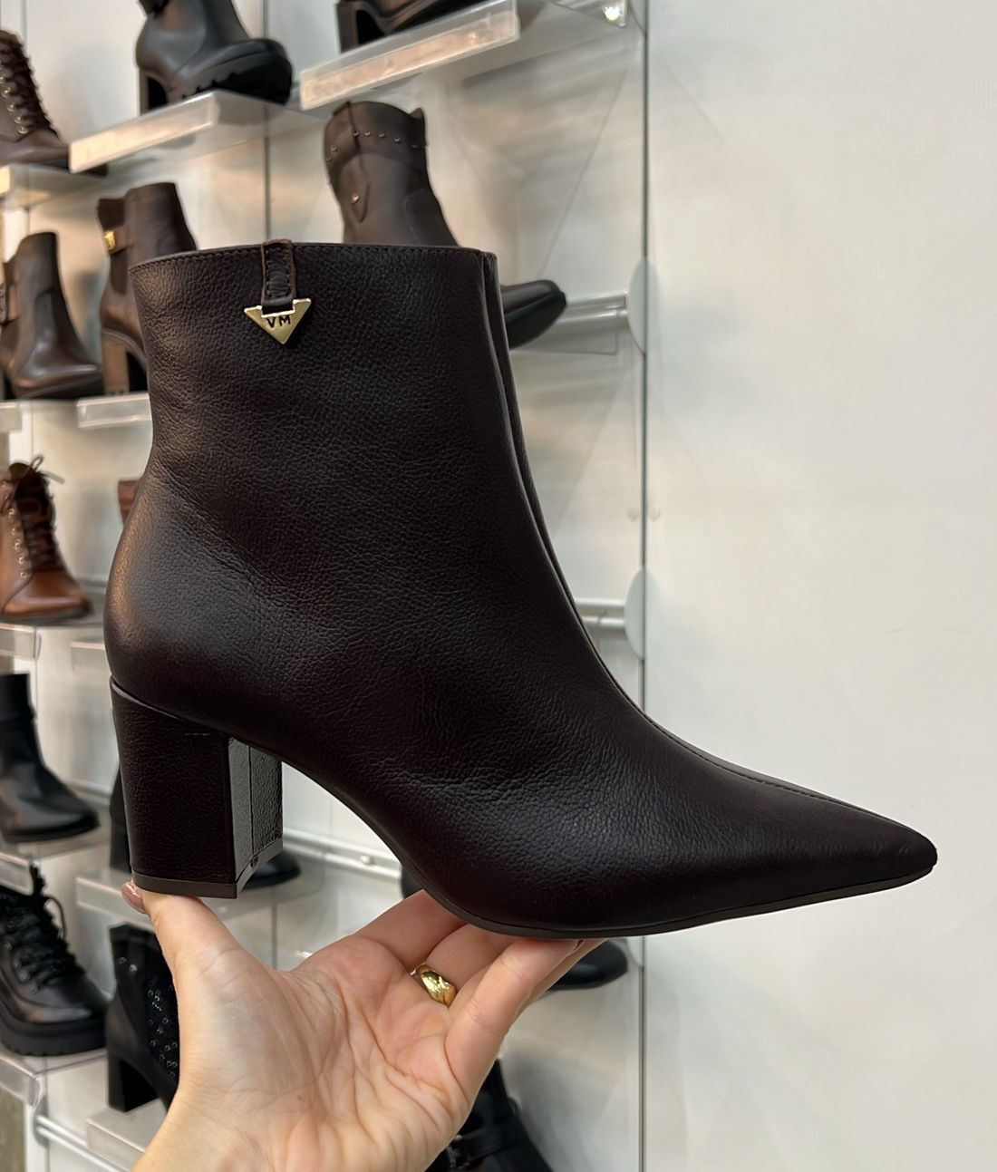 Bota Via Marte Couro Bico Fino Feminino Cor Pinha