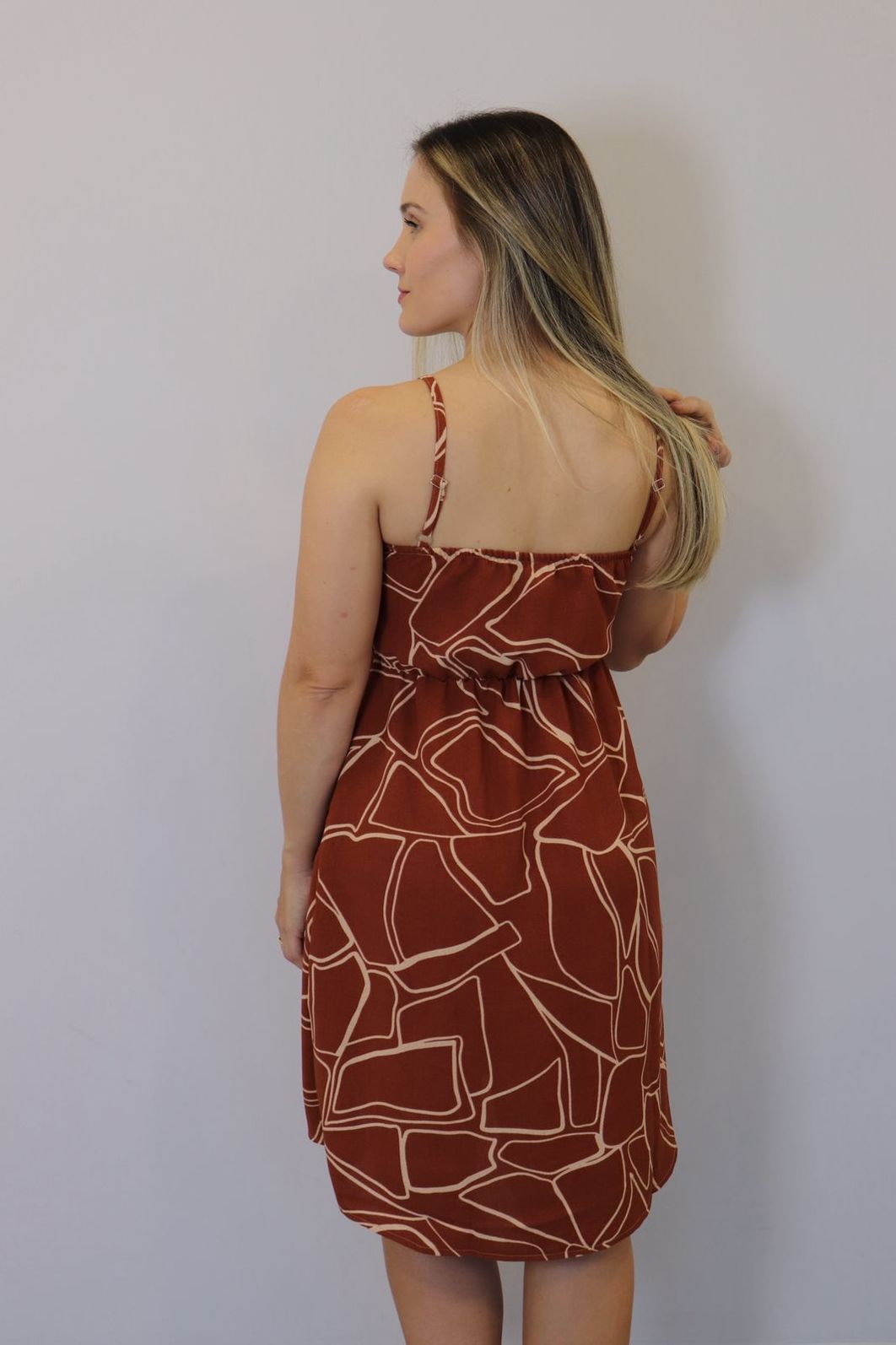 Vestido Kodos Curto Feminino Cor Marrom/Bege Vestido Kodos Curto Feminino Cor Marrom/Bege