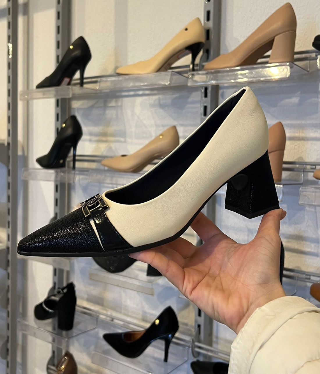 Sapato Piccadilly Salto Bloco Baixo Feminino Cor Off White/Preto Sapato Piccadilly Salto Bloco Baixo Feminino Cor Off White/Preto