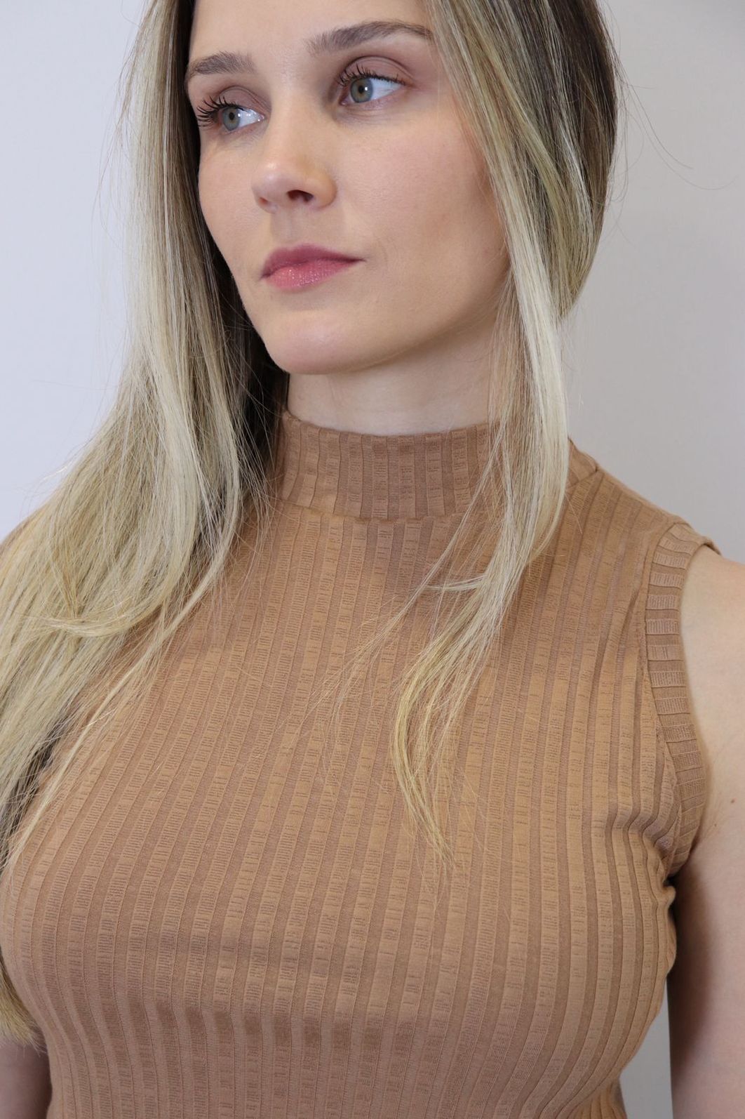 Regata Cropped Ribana Gola Feminino Cor Caramelo Regata Cropped Ribana Gola Feminino Cor Caramelo