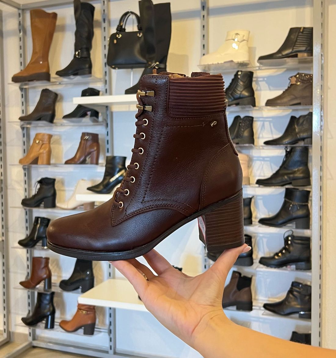 Bota Pegada Salto Médio Em Couro Feminino Cor Pinhão Bota Pegada Salto Médio Em Couro Feminino Cor Pinhão