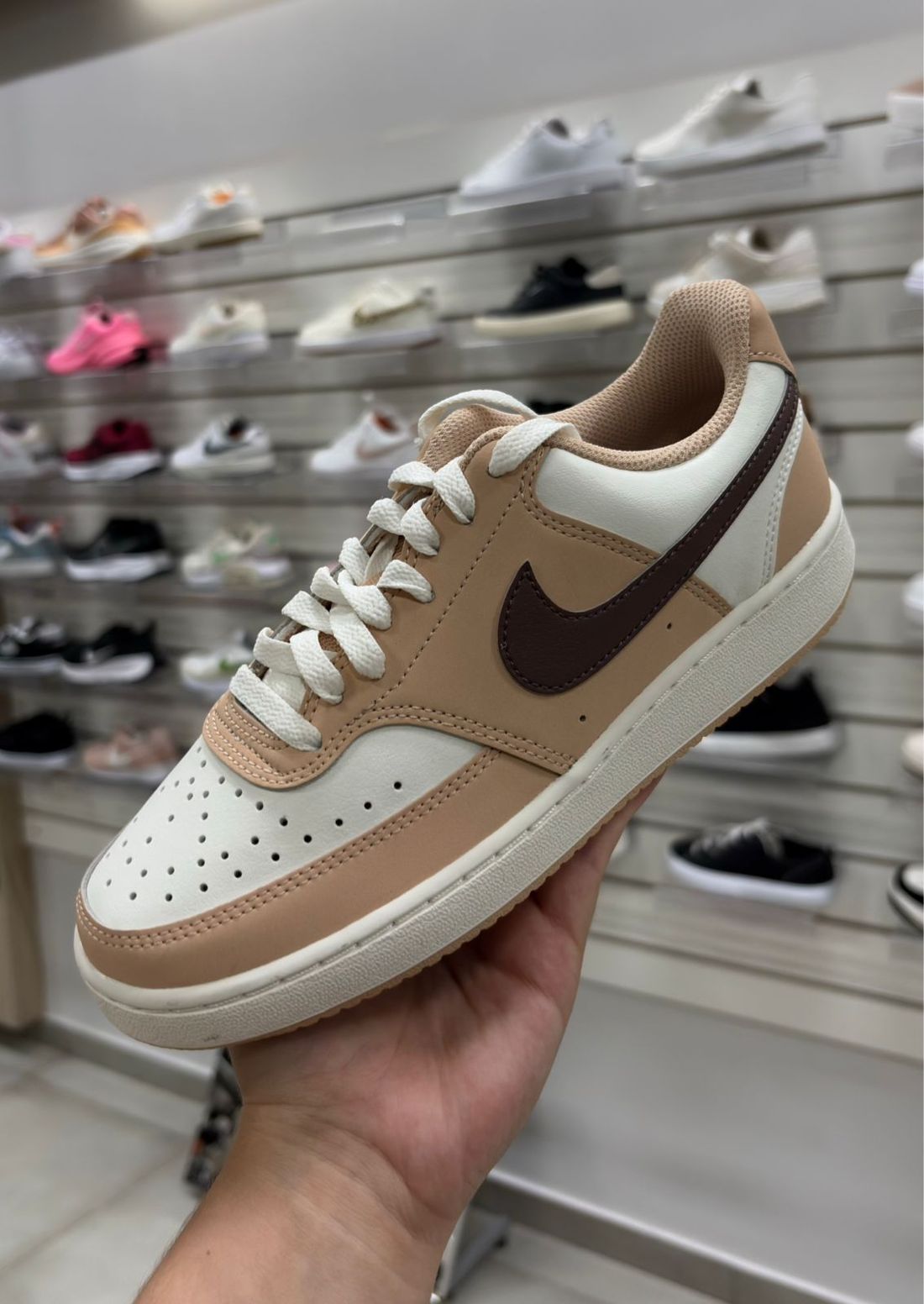 Tênis Nike Court Vision Lo NBK Feminino Cor Bege Tênis Nike Court Vision Lo NBK Feminino Cor Bege