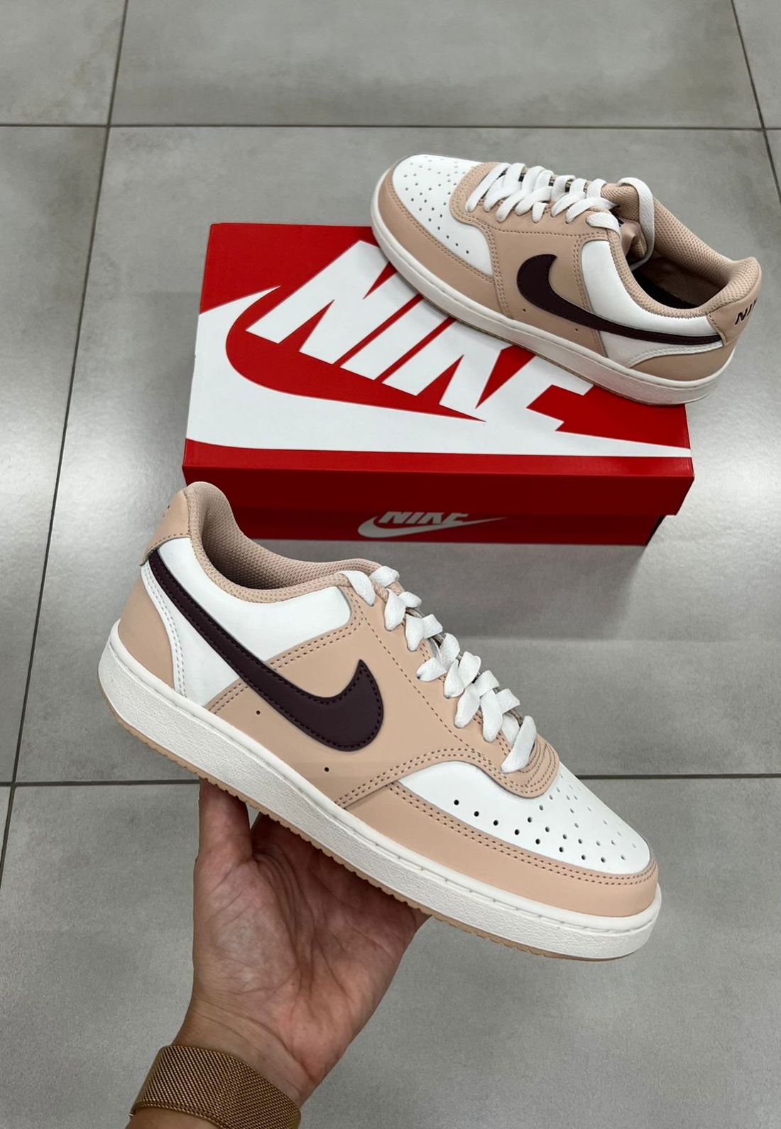 Tênis Nike Court Vision Lo NBK Feminino Cor Bege Tênis Nike Court Vision Lo NBK Feminino Cor Bege