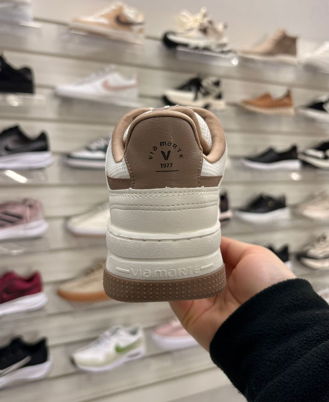 Tênis Via Marte Casual Feminino Cor Off White/Marrom Tênis Via Marte Casual Feminino Cor Off White/Marrom