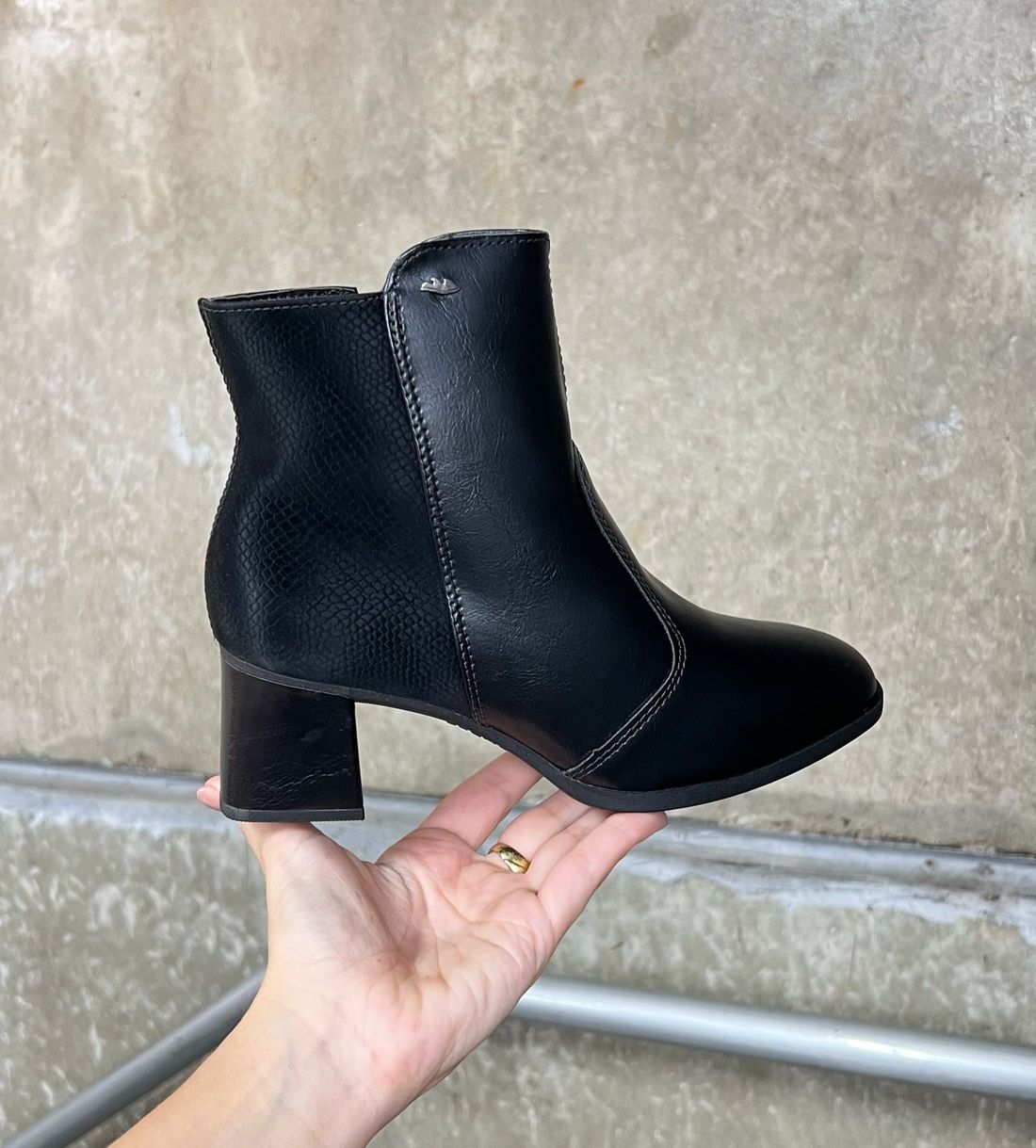 Bota Dakota Cano Curto Salto Baixo Feminino Cor Preto