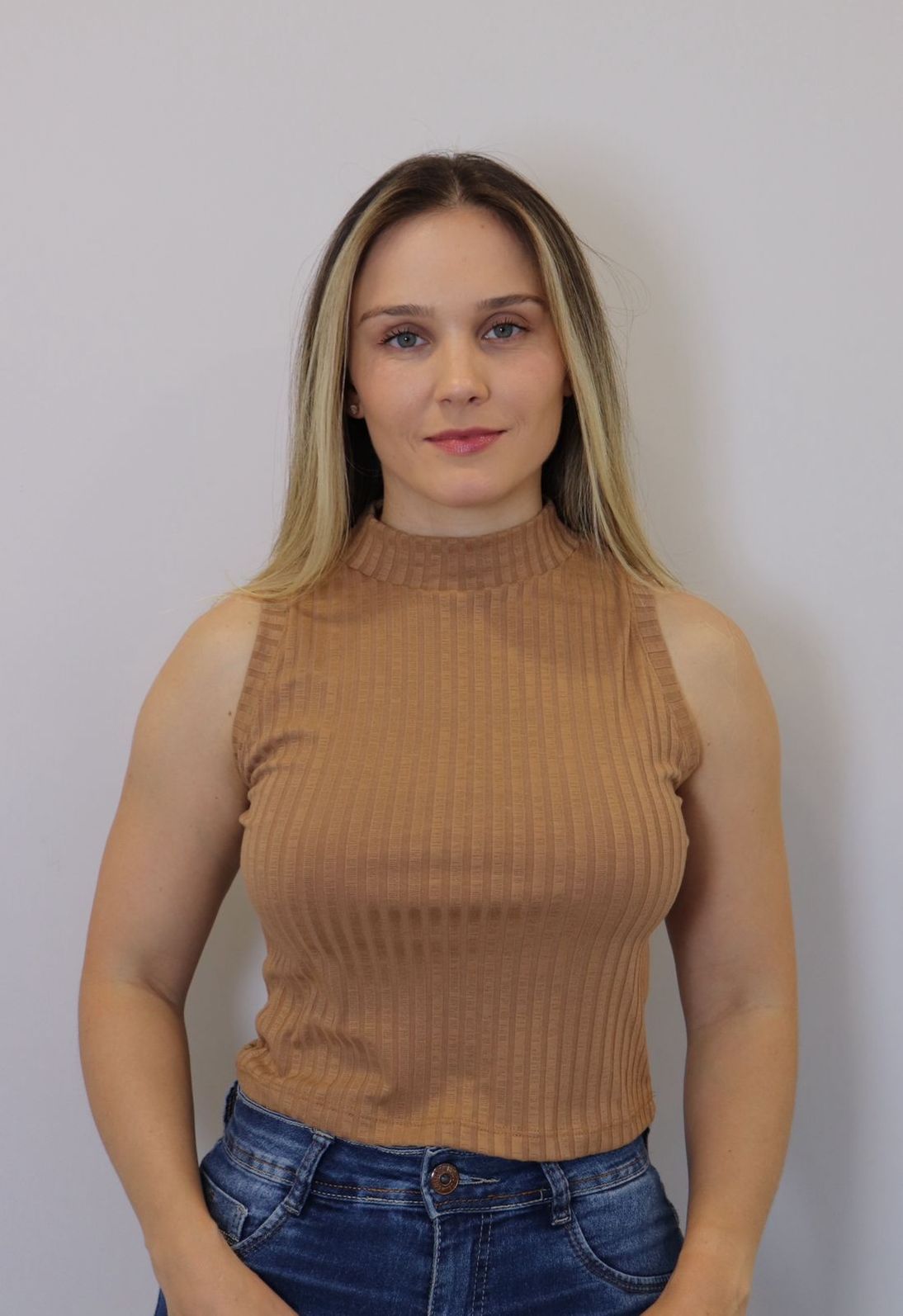 Regata Cropped Ribana Gola Feminino Cor Caramelo Regata Cropped Ribana Gola Feminino Cor Caramelo