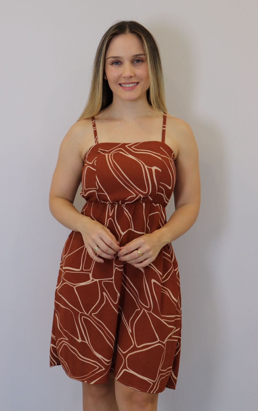 Vestido Kodos Curto Feminino Cor Marrom/Bege Vestido Kodos Curto Feminino Cor Marrom/Bege