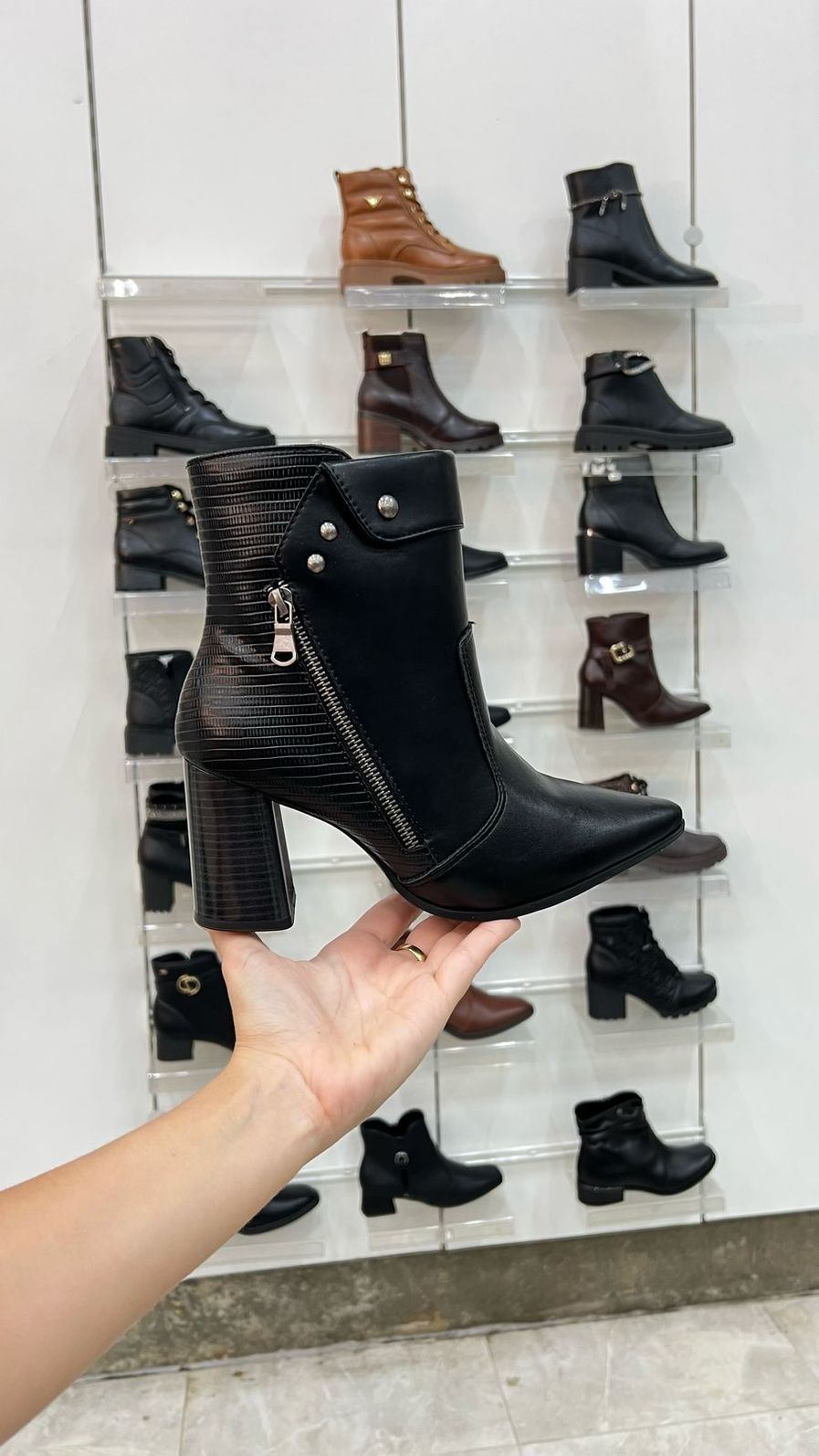 Bota Couro PromoÃ§Ã£o Botas Bota Montaria Botas Arezzo Dafiti