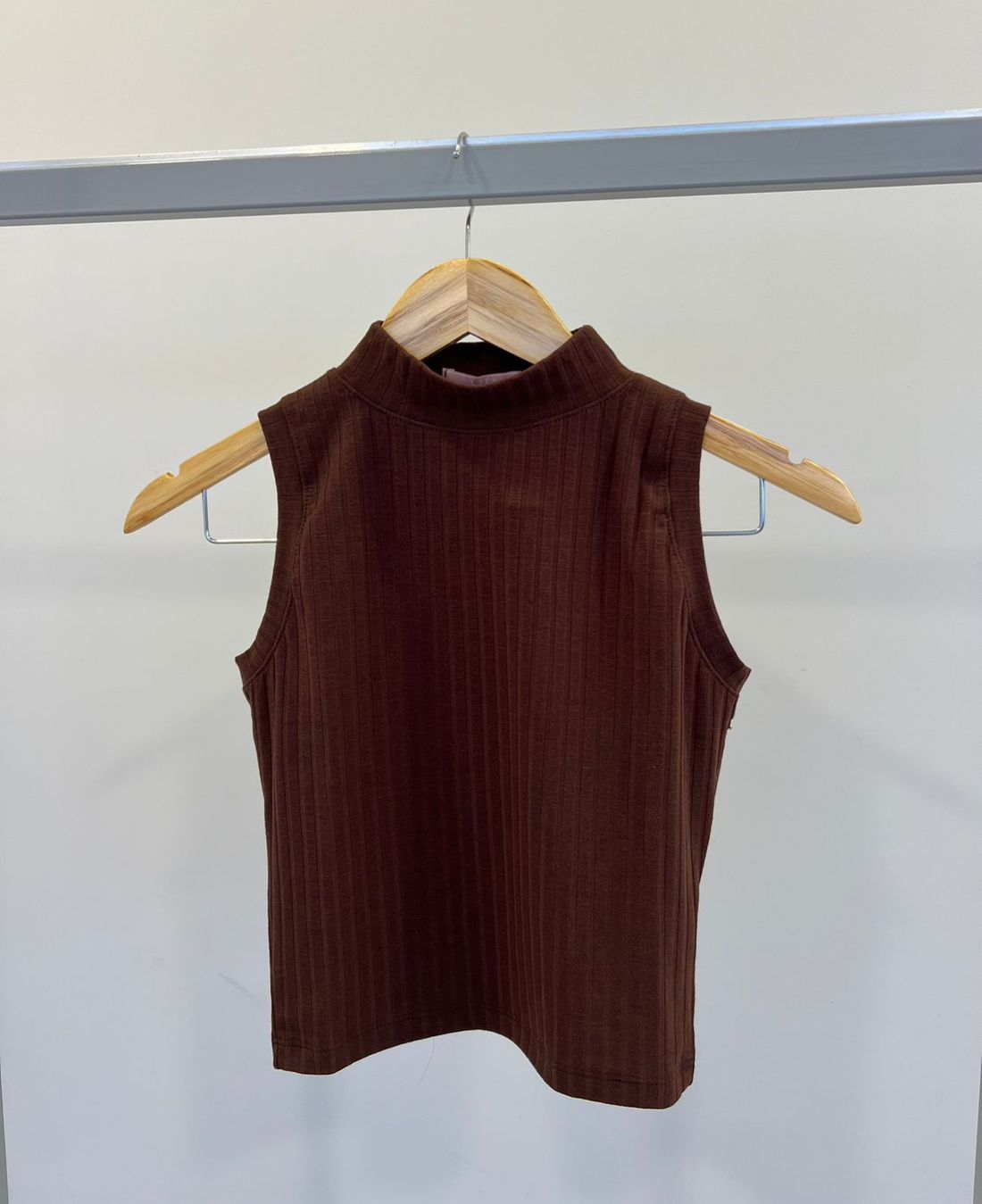 Regata Cropped Ribana Gola Feminino Cor Marrom Regata Cropped Ribana Gola Feminino Cor Marrom