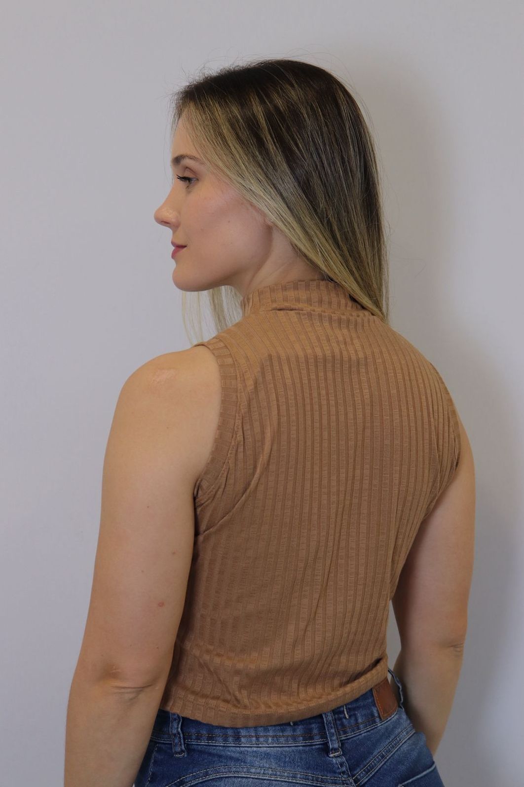 Regata Cropped Ribana Gola Feminino Cor Caramelo Regata Cropped Ribana Gola Feminino Cor Caramelo