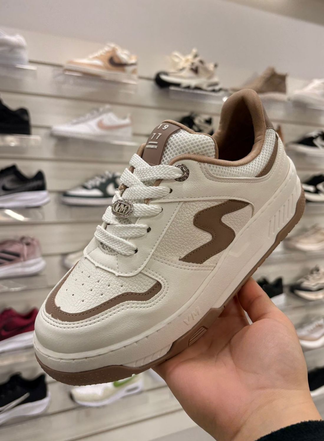 Tênis Via Marte Casual Feminino Cor Off White/Marrom Tênis Via Marte Casual Feminino Cor Off White/Marrom