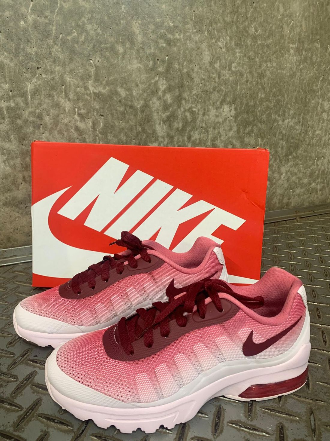 Tênis Nike Air Max Invigor Feminino Cor Branco/Vermelho Tênis Nike Air Max Invigor Feminino Cor Branco/Vermelho