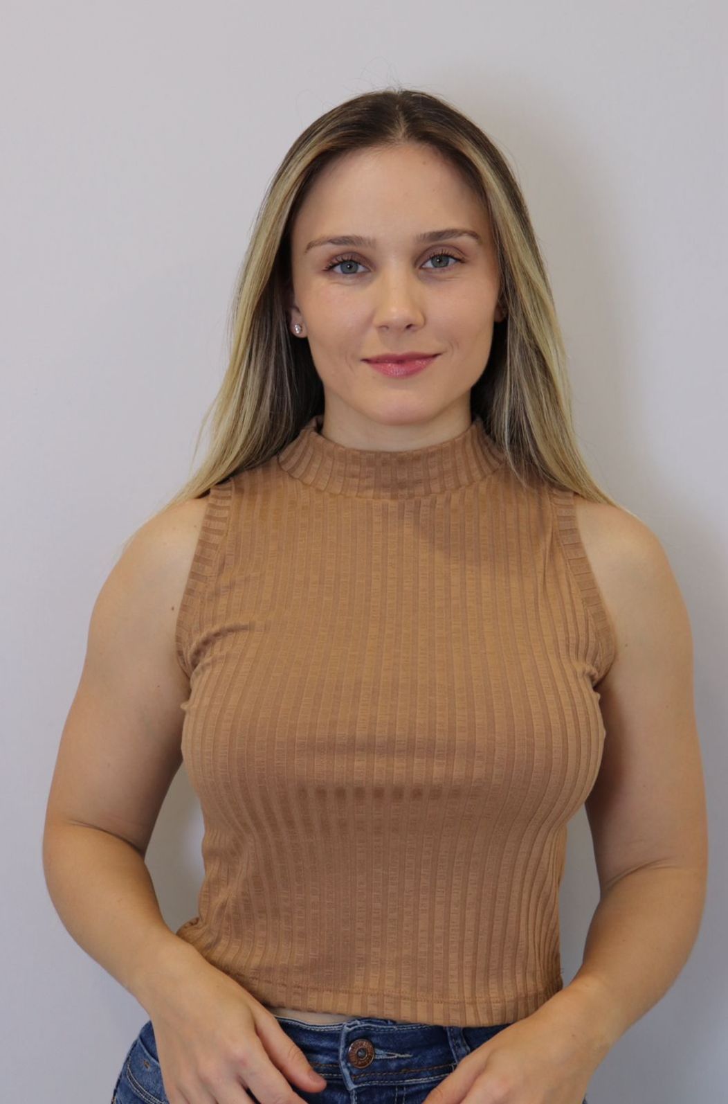 Regata Cropped Ribana Gola Feminino Cor Caramelo Regata Cropped Ribana Gola Feminino Cor Caramelo