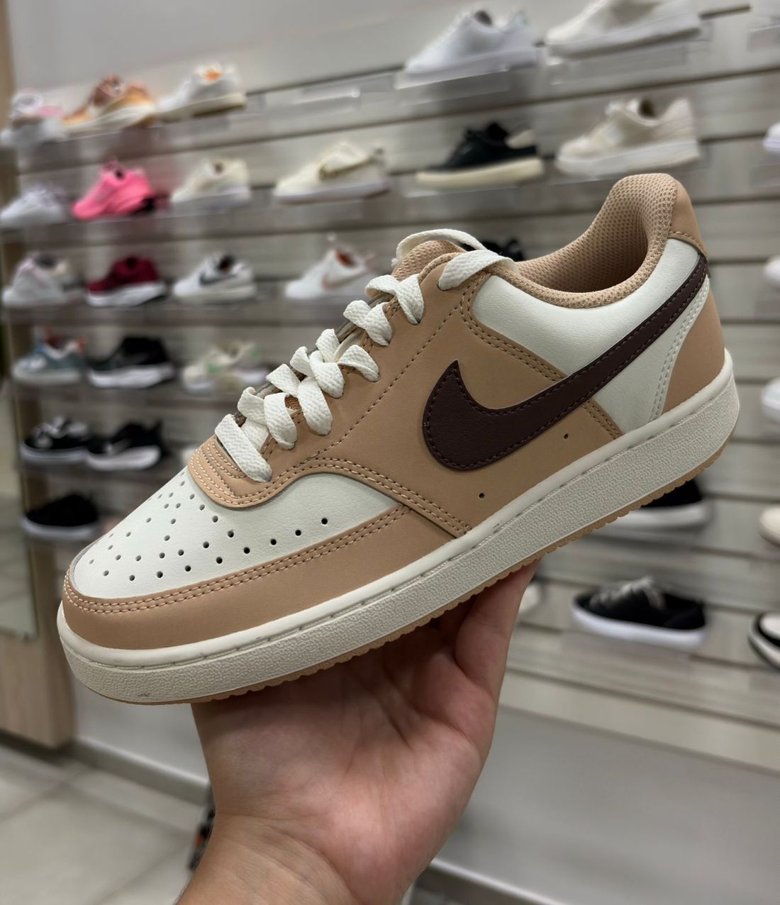 Tênis Nike Court Vision Lo NBK Feminino Cor Bege Tênis Nike Court Vision Lo NBK Feminino Cor Bege
