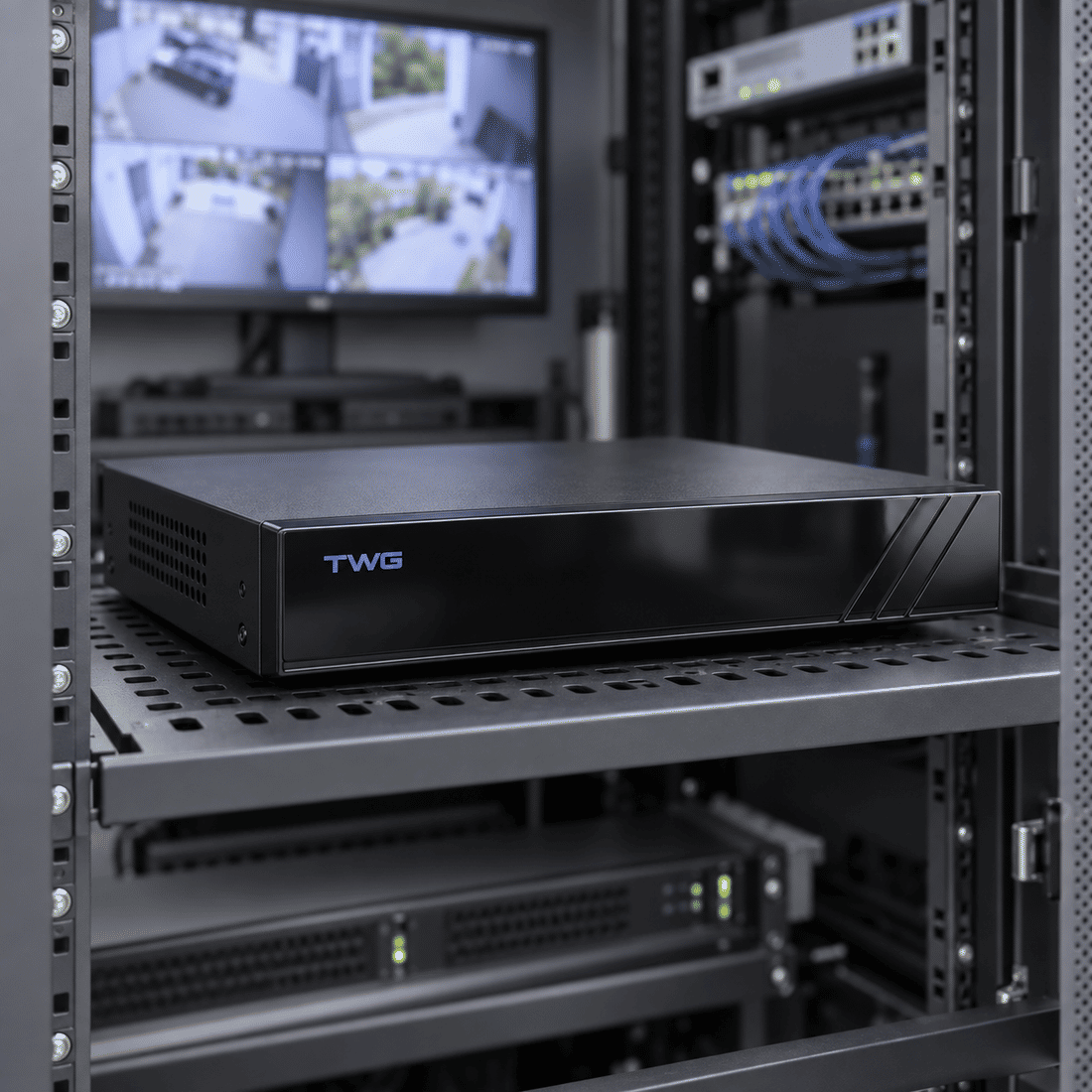 DVR HIBRIDO TWG TW-5208 FD 8 CANAIS 5MP-N + 4 IP DVR híbrido TWG TW-5208 FD em gabinete, vista de estúdio