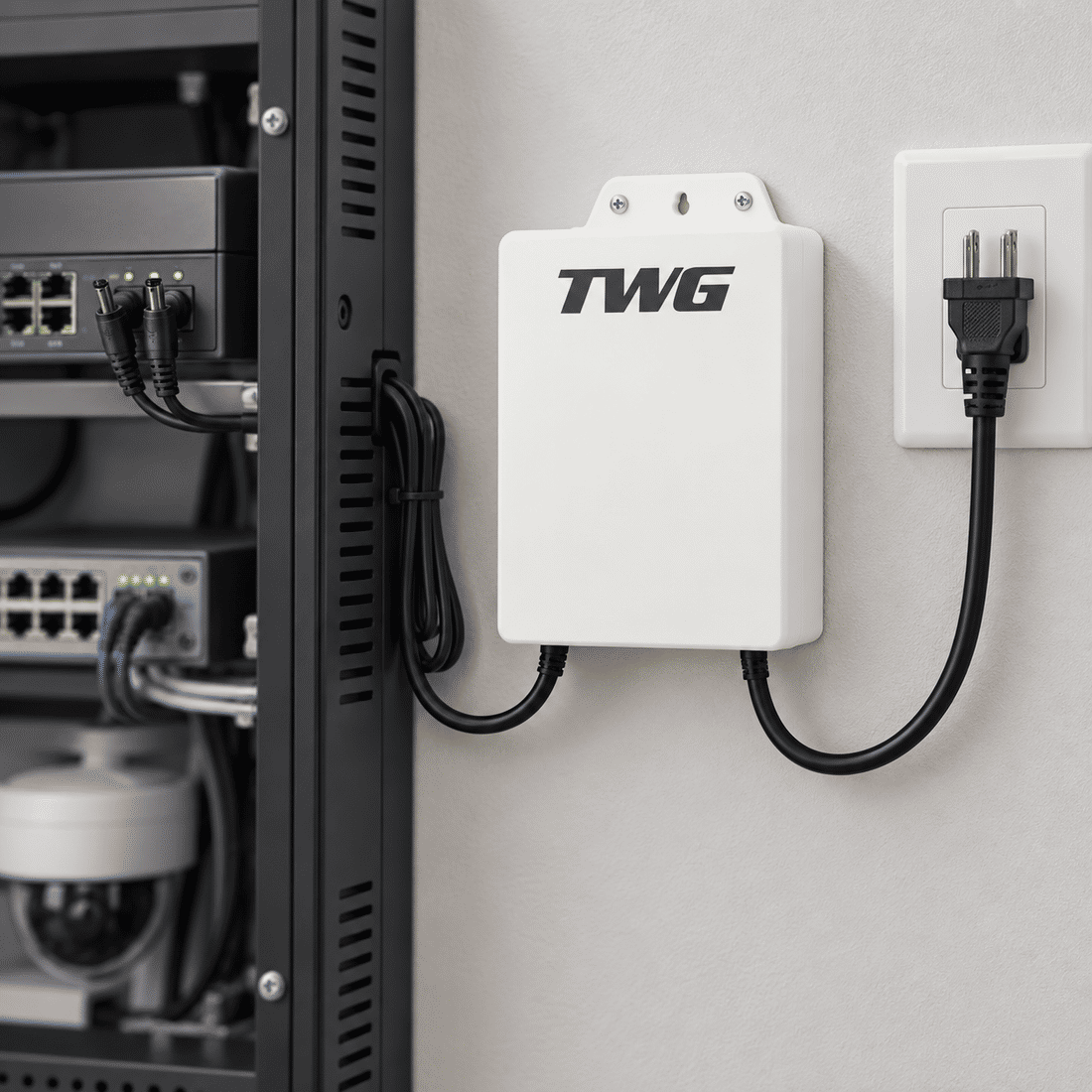 MINI NOBREAK TWG TW-1650 12V 3A BIVOLT IP65 Mini nobreak TWG TW-1650 instalado próximo a rack de rede