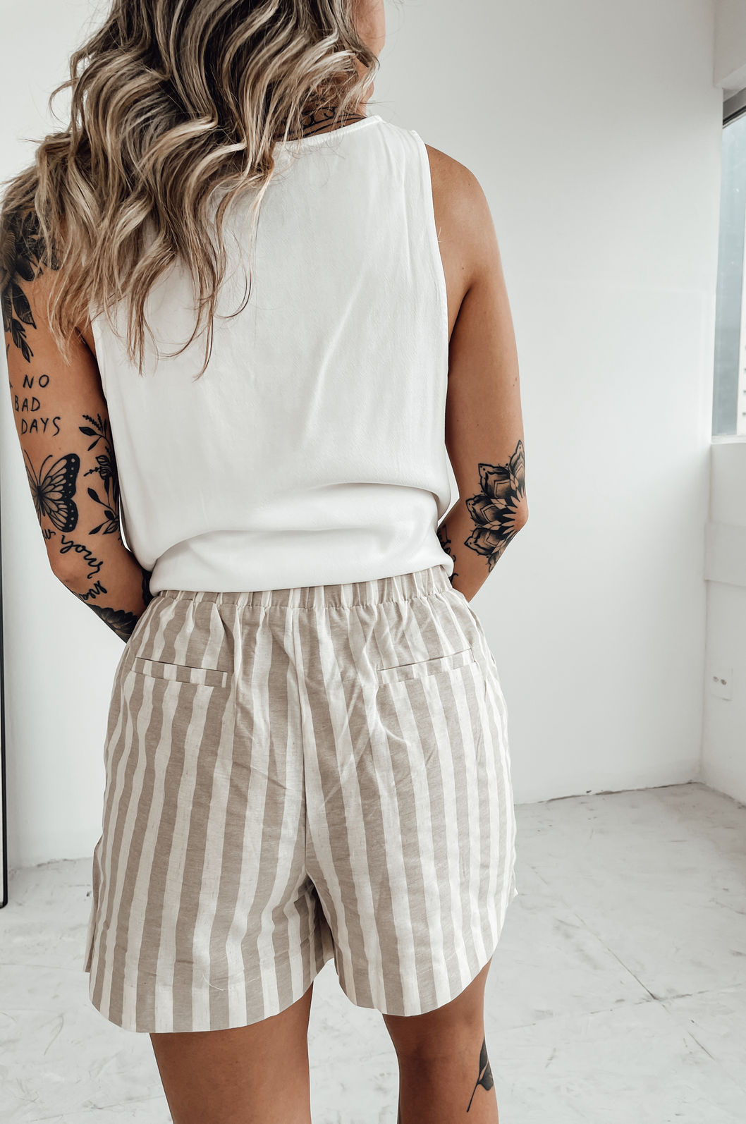 SHORT ALFAIATARIA LINHO LISTRAS