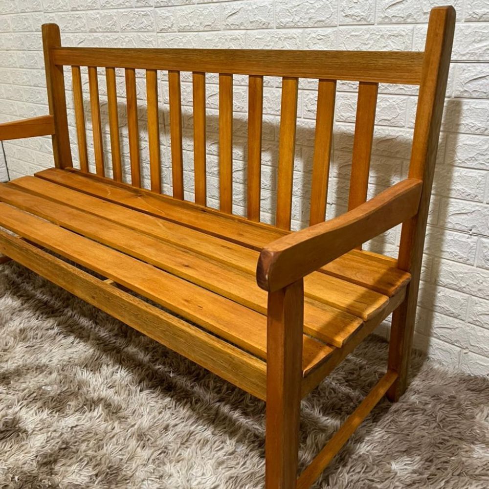 Banco de Jardim Namoradeira de Madeira 3 lugares Com Verniz