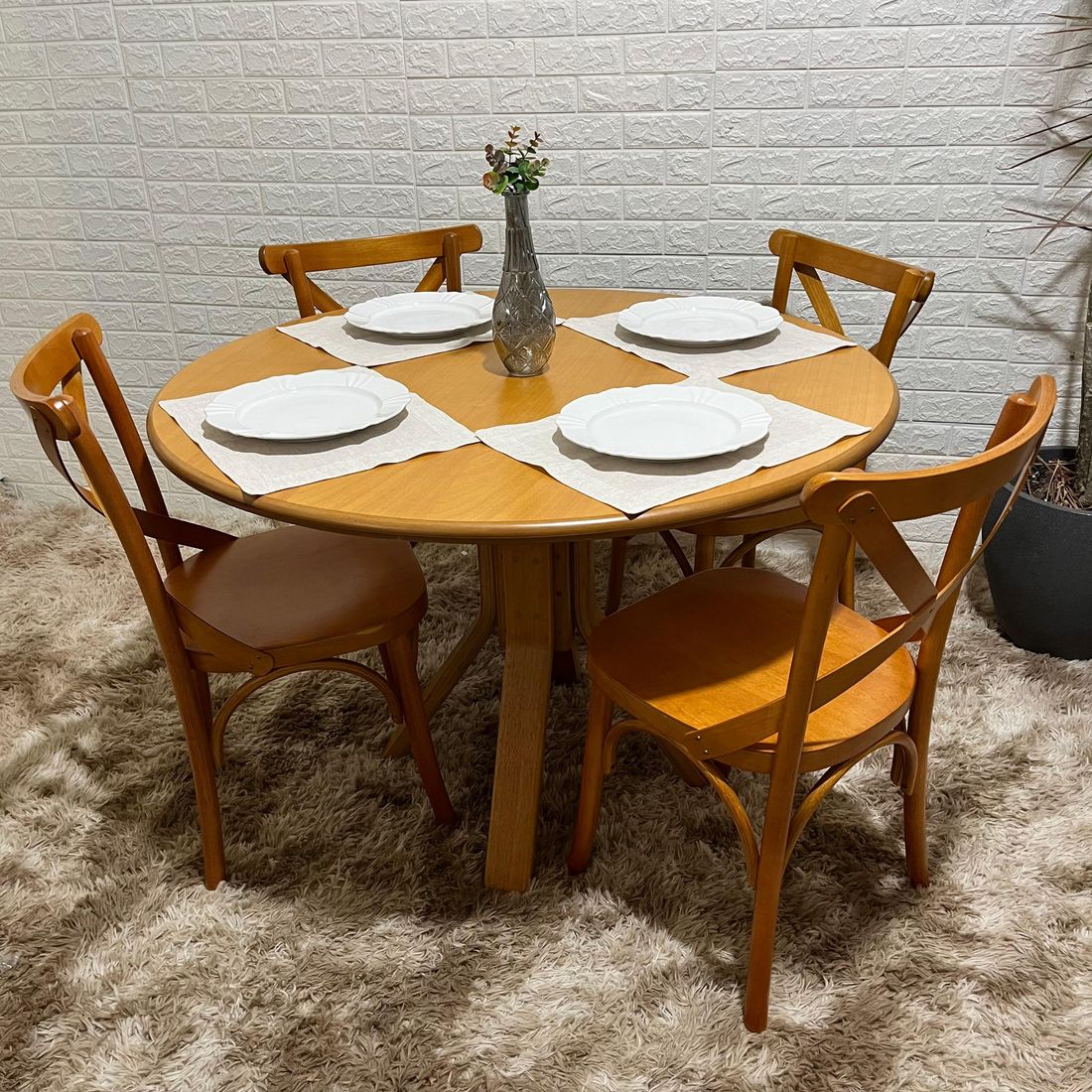 Conjunto Mesa Redonda X 120cm Com 4 Cadeiras X Madeira Maciça Mel Conjunto Mesa Redonda X 120cm Com 4 Cadeiras X Madeira Maciça Mel