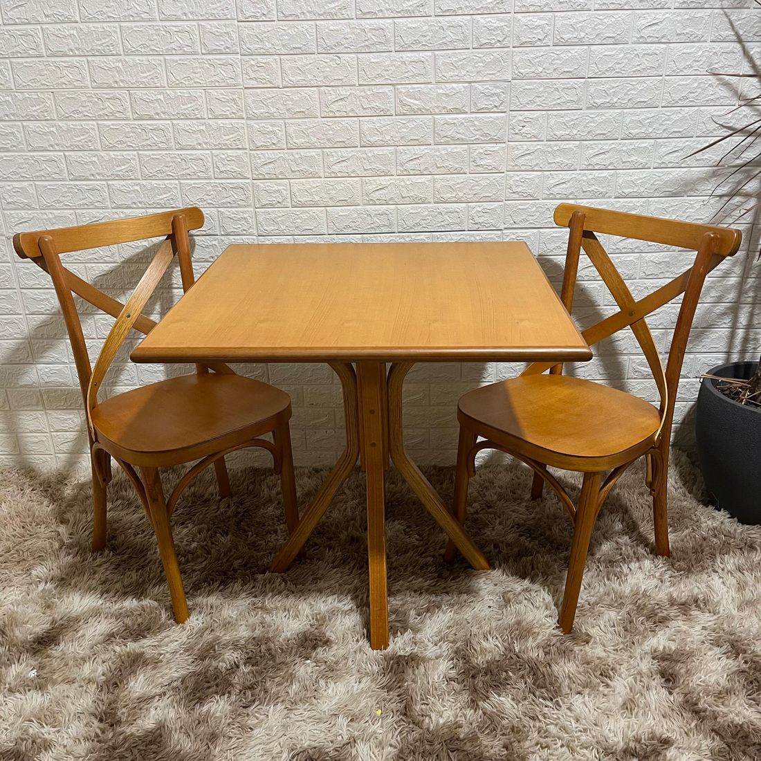 Conjunto Mesa X 80x80 Com 2 Cadeiras X Madeira Maciça Mel Conjunto Mesa X 80x80 Com 2 Cadeiras X Madeira Maciça Mel