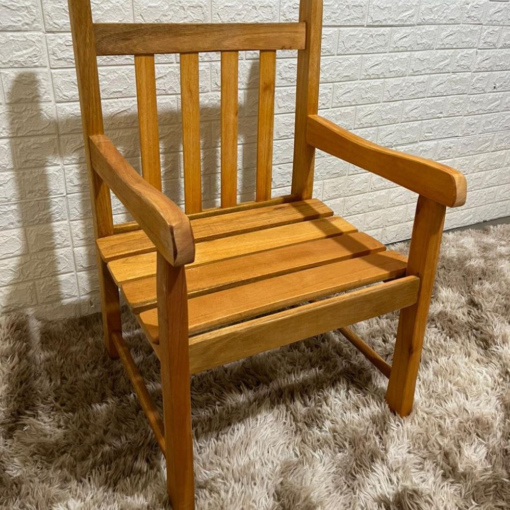 Banco de Jardim Namoradeira de Madeira 1 lugar Com Verniz