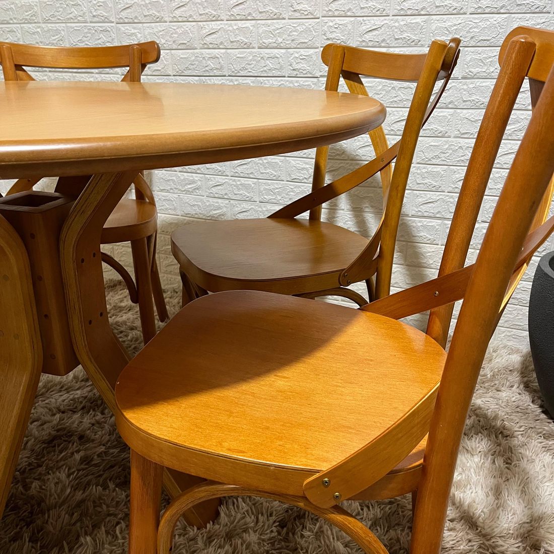 Conjunto Mesa Redonda X 120cm Com 4 Cadeiras X Madeira Maciça Mel Conjunto Mesa Redonda X 120cm Com 4 Cadeiras X Madeira Maciça Mel