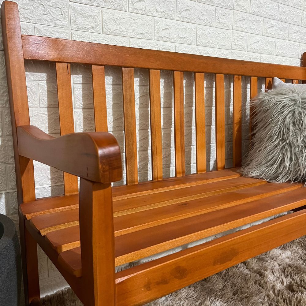 Banco de Jardim Namoradeira de Madeira 3 lugares Com Verniz Banco de Jardim Namoradeira de Madeira 3 lugares Com Verniz