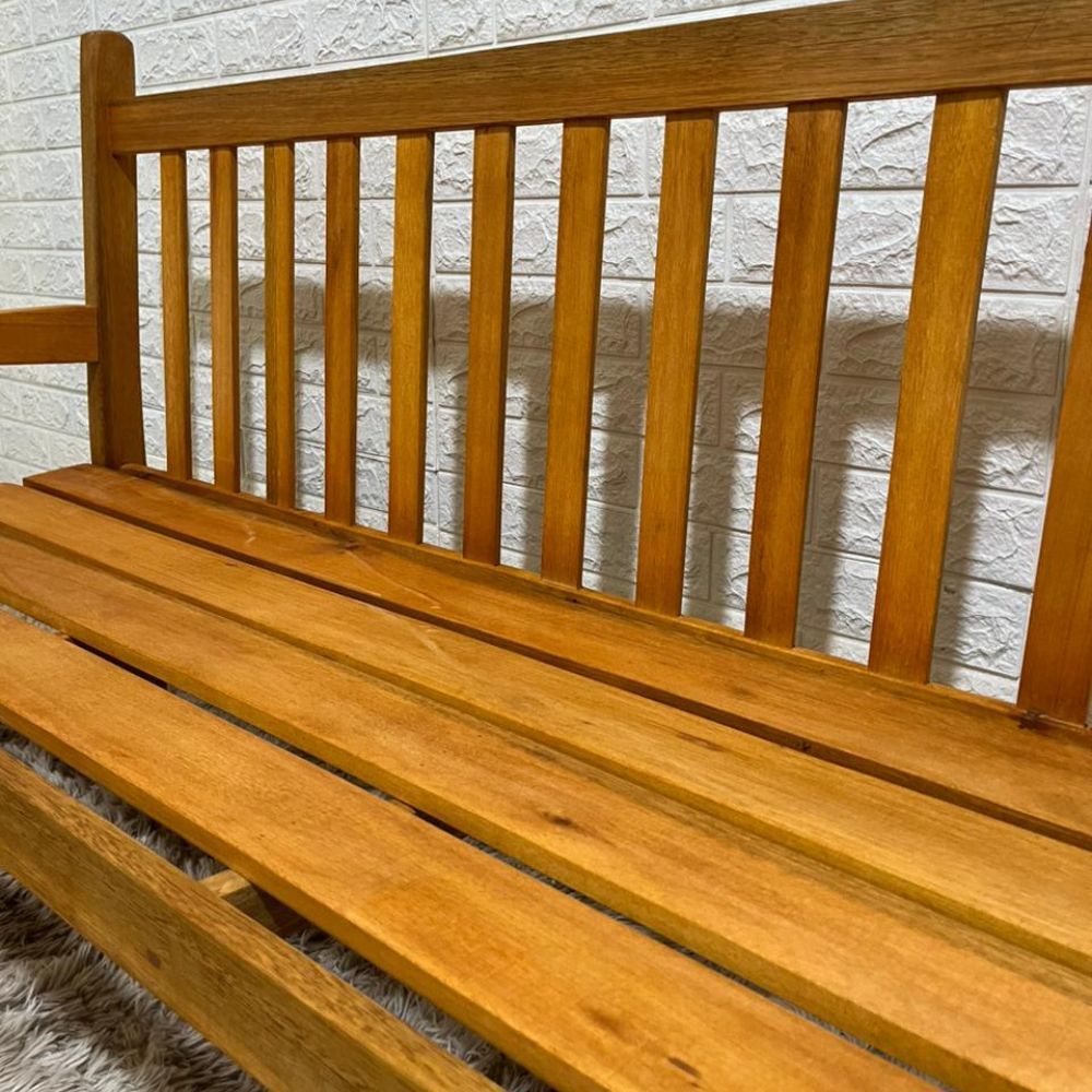 Banco de Jardim Namoradeira de Madeira 3 lugares Com Verniz