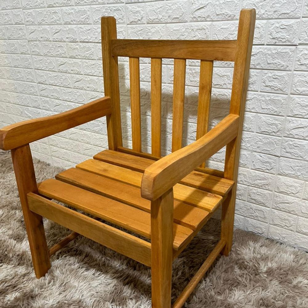 Banco de Jardim Namoradeira de Madeira 1 lugar Com Verniz