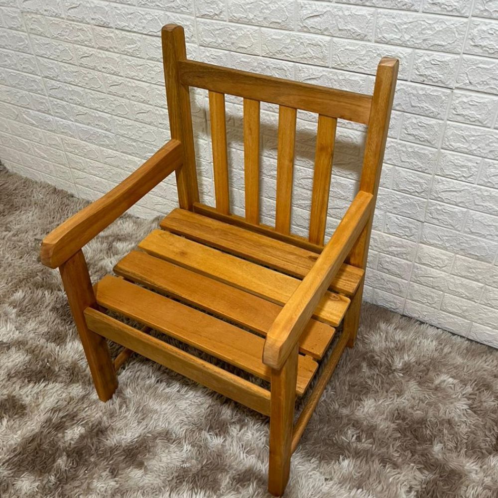 Banco de Jardim Namoradeira de Madeira 1 lugar Com Verniz