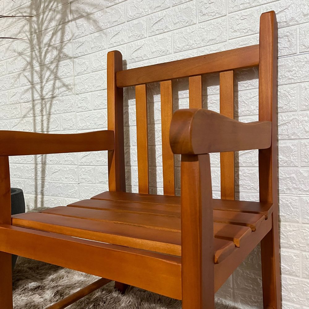 Banco de Jardim Namoradeira de Madeira 1 lugar Com Verniz