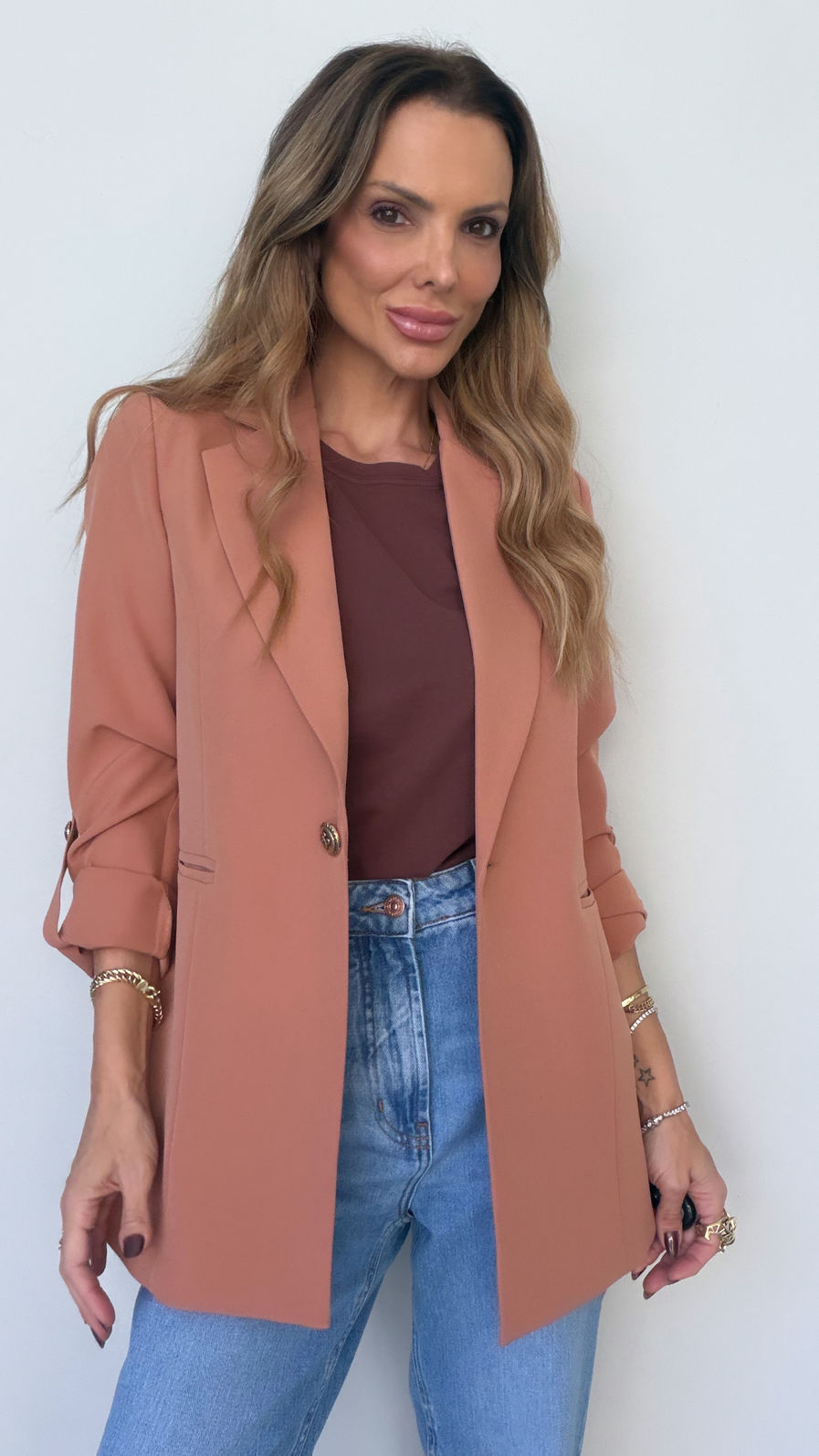 Blazer Longo Drama Signature Alfaiataria Premium com Martingale 1 botão cor Doce de Leite