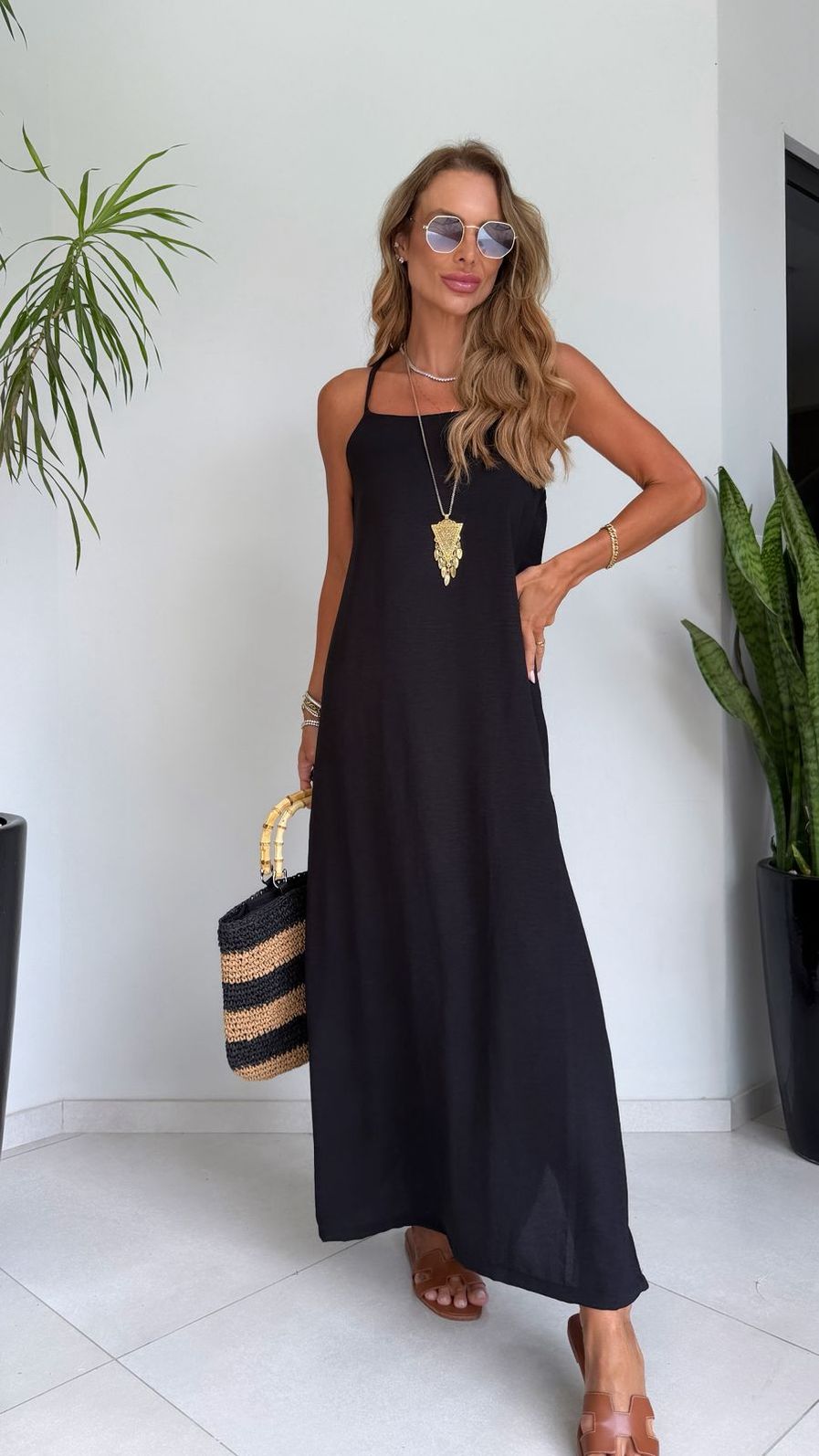 Vestido Longo Crepe Decote Reto de Alças Finas Preta