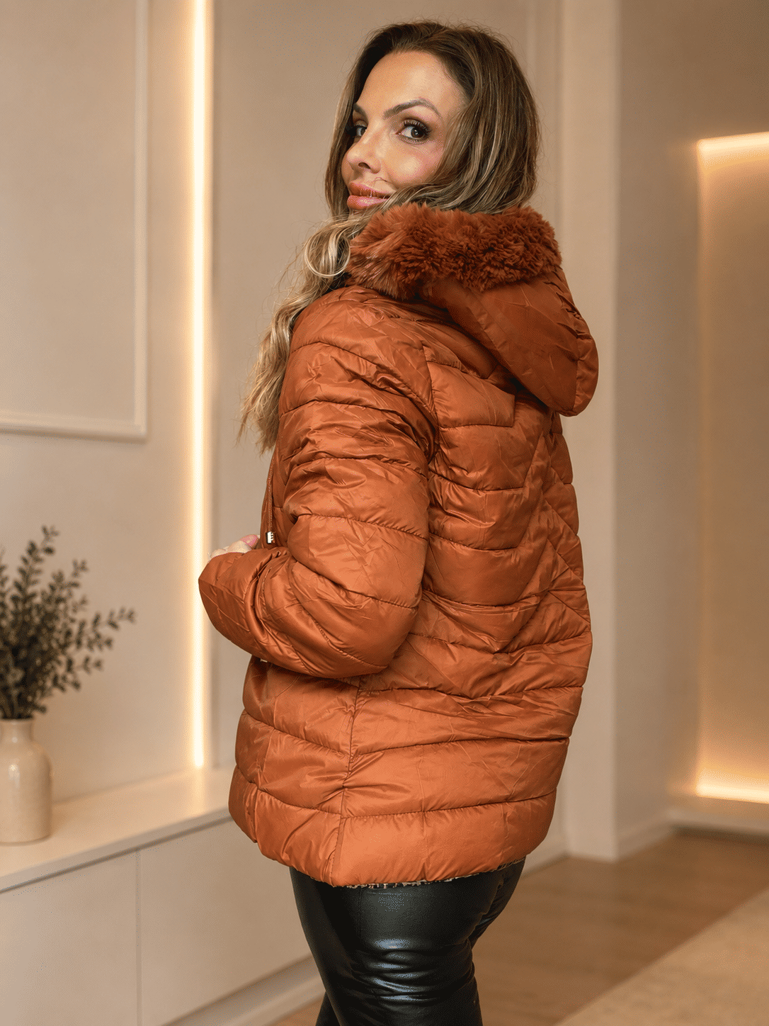 Jaqueta Fem Dupla Face Capuz Removível cor Camel Jaqueta Fem Dupla Face Capuz Removível cor Camel