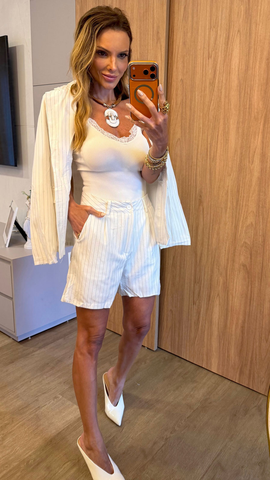 Conjunto Alfaiataria Risca de Giz cor OFF/WHITE Conjunto Alfaiataria Risca de Giz cor OFF/WHITE