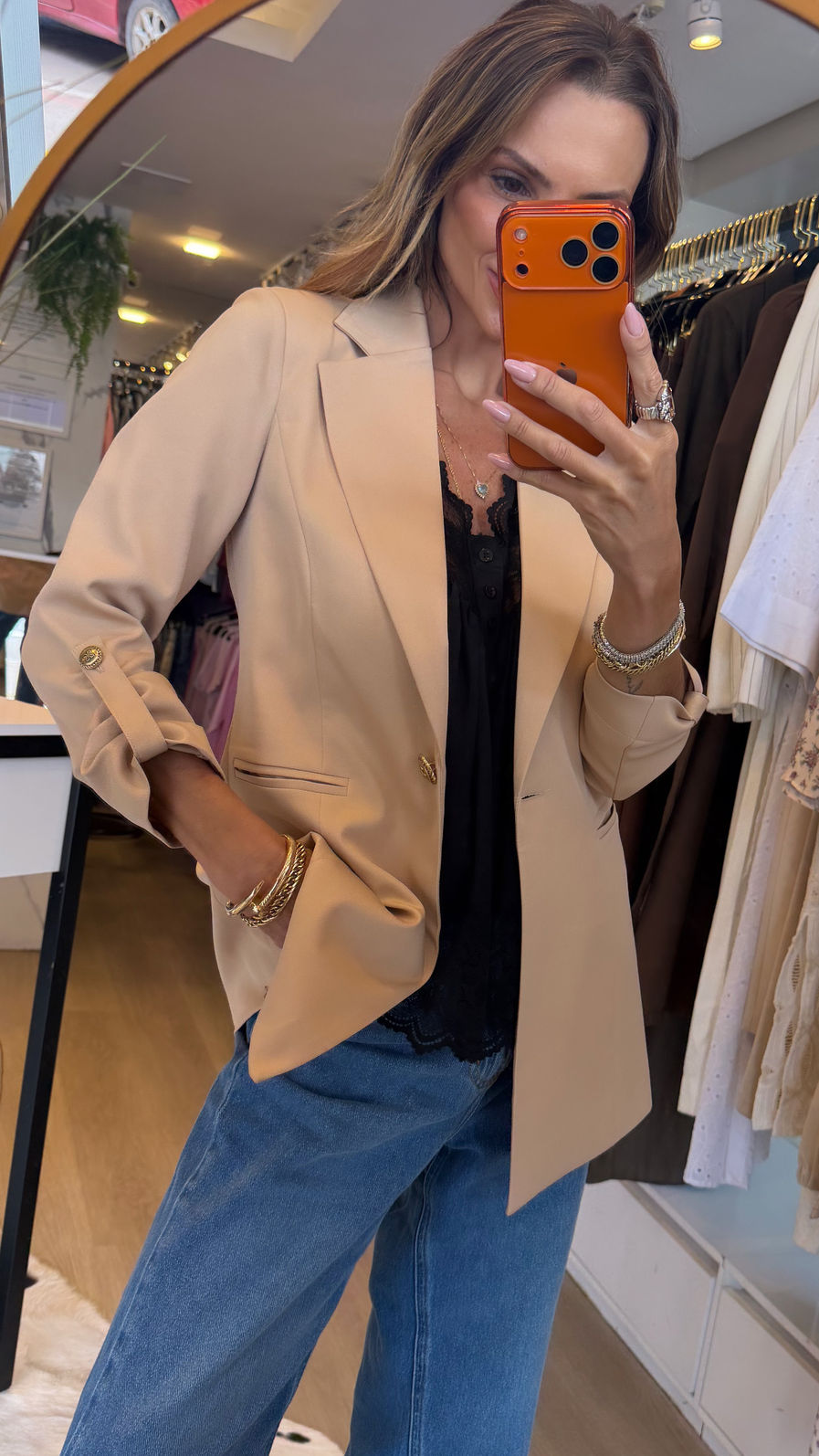 Blazer Longo Drama Signature Alfaiataria Premium com Martingale 1 botão cor Nude Blazer Longo Drama Signature Alfaiataria Premium com Martingale 1 botão cor Nude