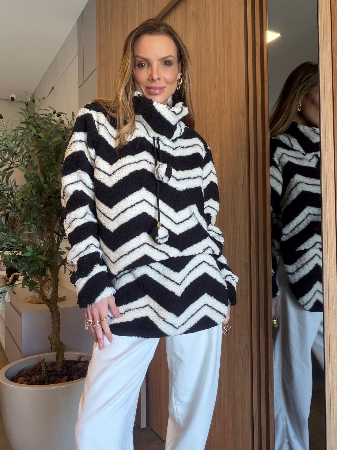 Blusão Fluffy cor Preto/Off White