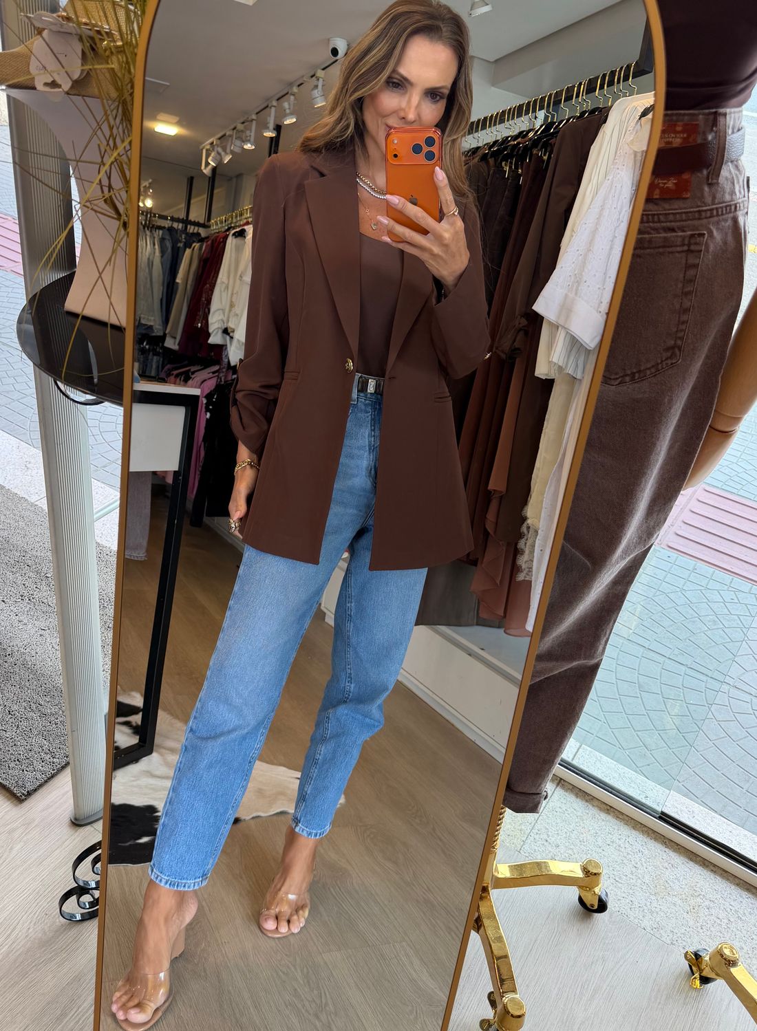 Blazer Longo Drama Signature Alfaiataria Premium com Martingale 1 botão cor Marrom Café