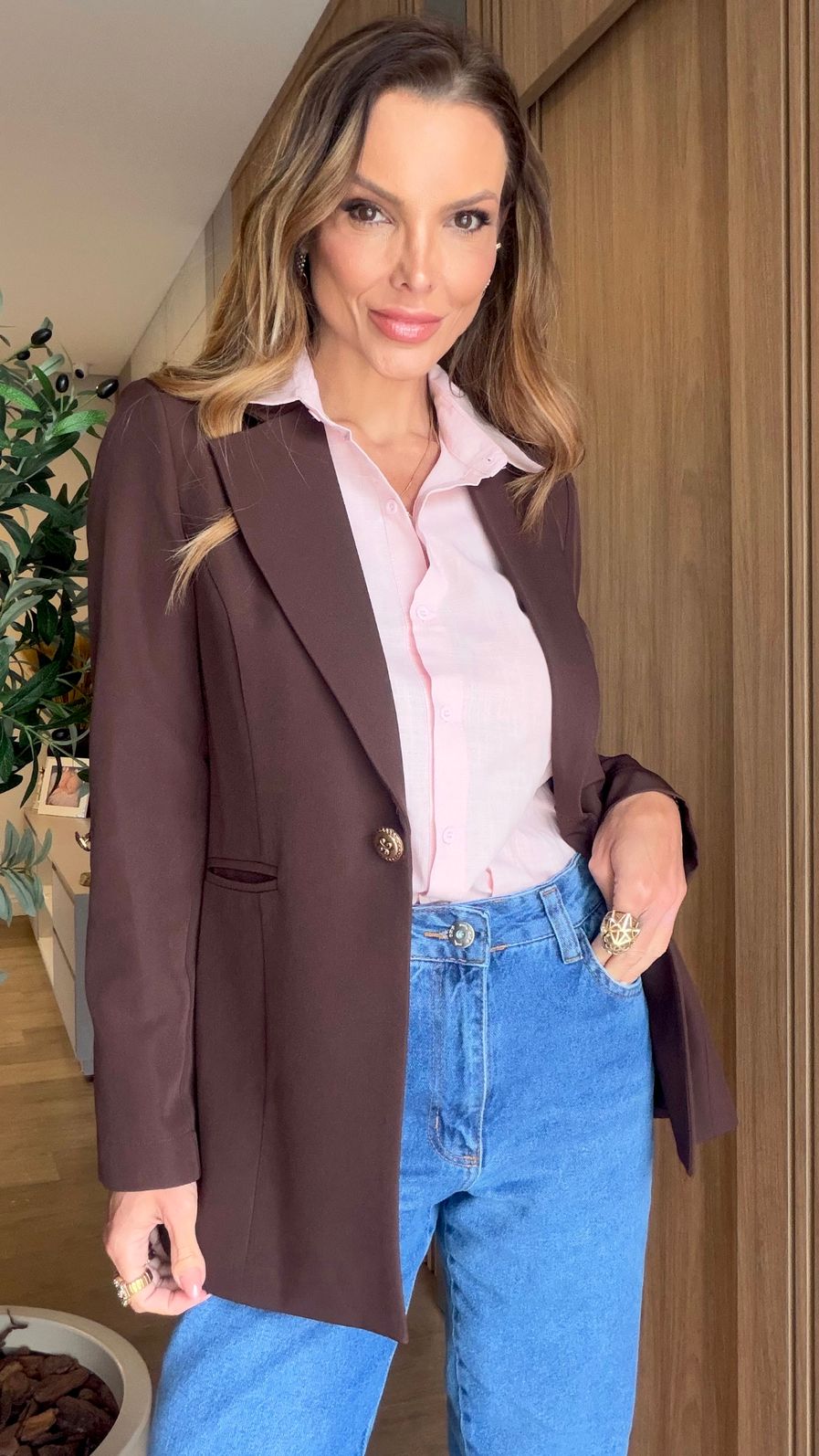 Blazer Longo Drama Signature Alfaiataria Premium com Martingale 1 botão cor Marrom Café Blazer Longo Drama Signature Alfaiataria Premium com Martingale 1 botão cor Marrom Café
