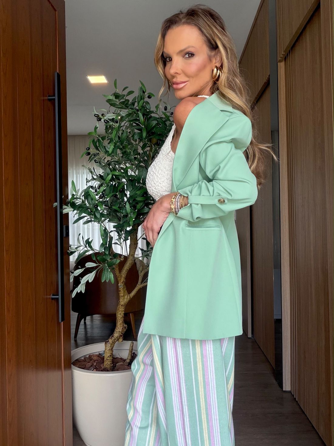 Blazer Longo Drama Signature Alfaiataria Premium com Martingale 1 botão cor Verde Menta