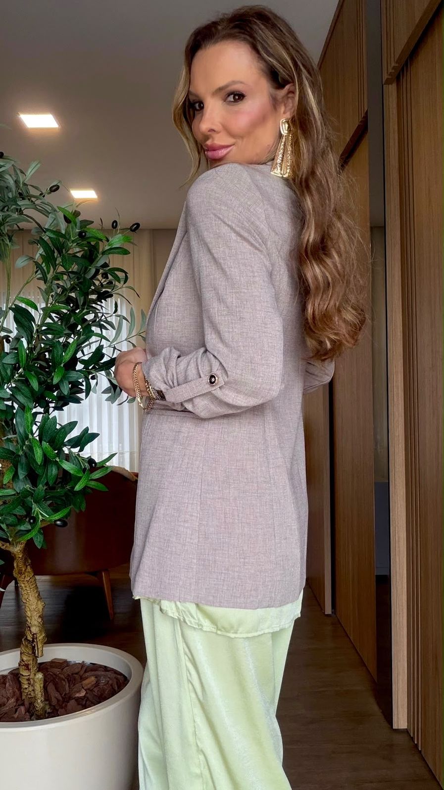 Blazer Longo Alfaiataria Premium com Martingale 1 botão cor Cinza Blazer Longo Alfaiataria Premium com Martingale 1 botão cor Cinza