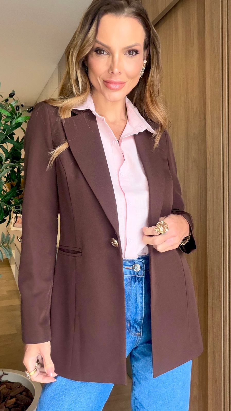 Blazer Longo Drama Signature Alfaiataria Premium com Martingale 1 botão cor Marrom Café Blazer Longo Drama Signature Alfaiataria Premium com Martingale 1 botão cor Marrom Café